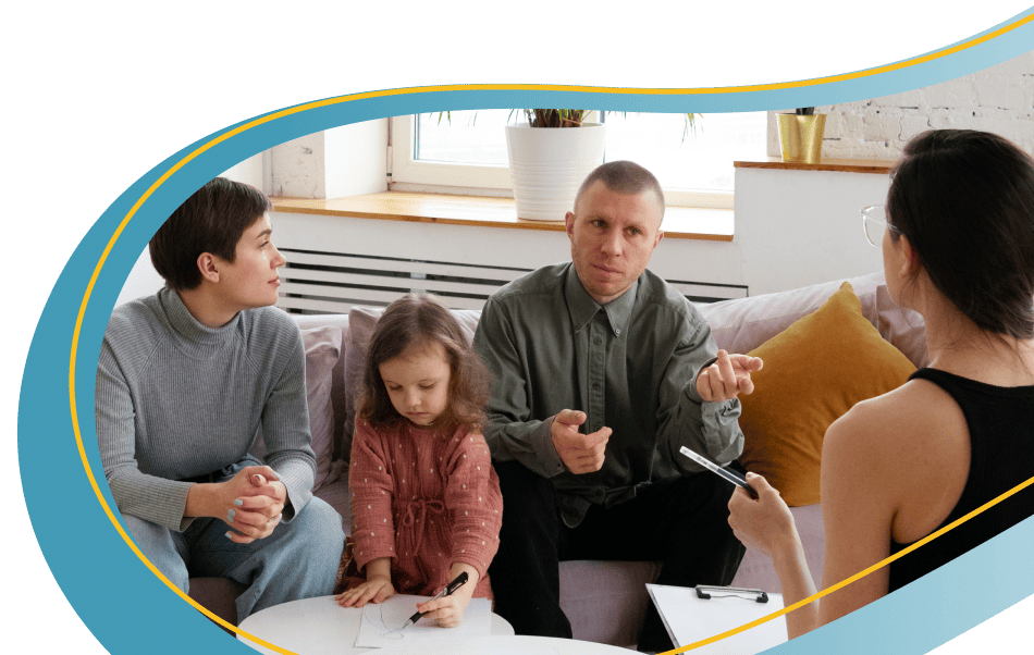 Familia con niña en sesión con profesional