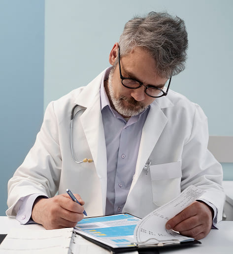 Médico revisando historia clínica