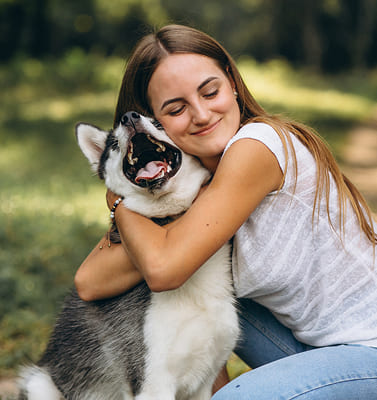 Mujer abrazando perro husky jardin apoyo emocional