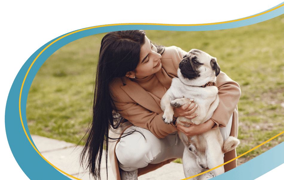 Mujer abrazando perro pug aire libre soporte emocional animales