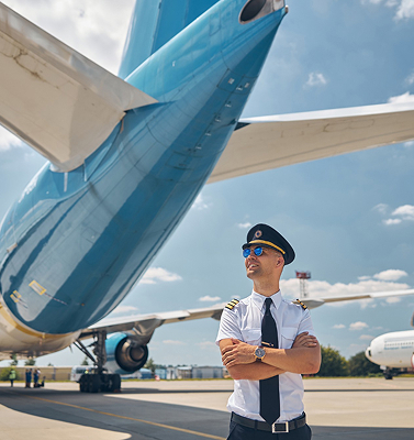 Piloto uniforme junto avion pruebas sector aeronáutico