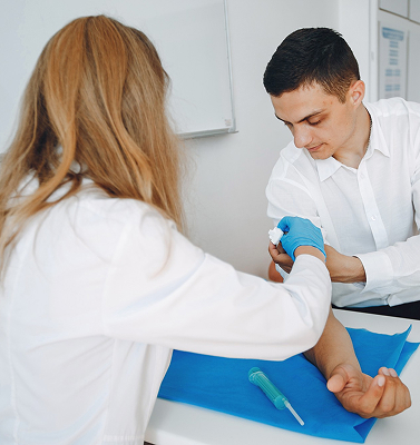 Profesional guantes toma muestra pruebas toxicologicas instituciones