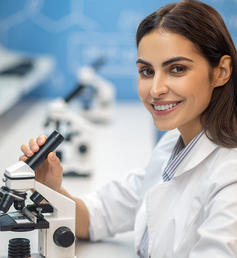 Profesional sonriente microscopio laboratorio pruebas toxicologicas