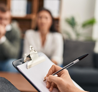 Profesional tomando notas consulta salud mental pareja