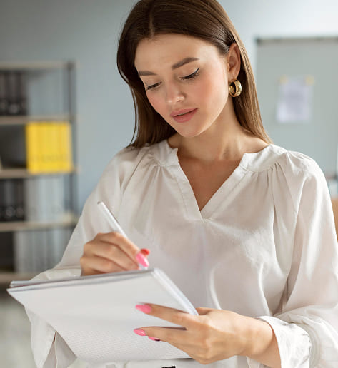 Profesional tomando notas libreta formación salud mental