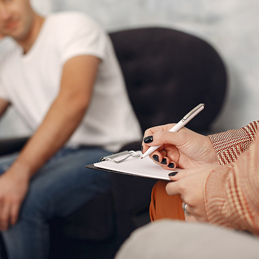 Profesional tomando notas tabla valoración salud mental