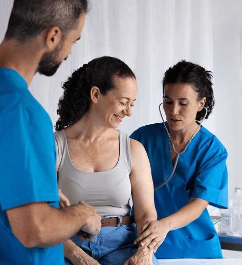 Profesionales uniforme azul atendiendo paciente atención ambulatoria
