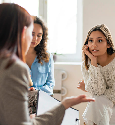 Sesión grupal mujeres conversando modelo matrix adicciones